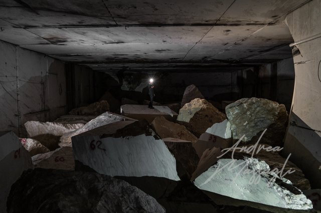 La luce della ricerca nelle cave di marmo; bianco biologist cave darkness documentazione luce marmo oscurità quarry reportage