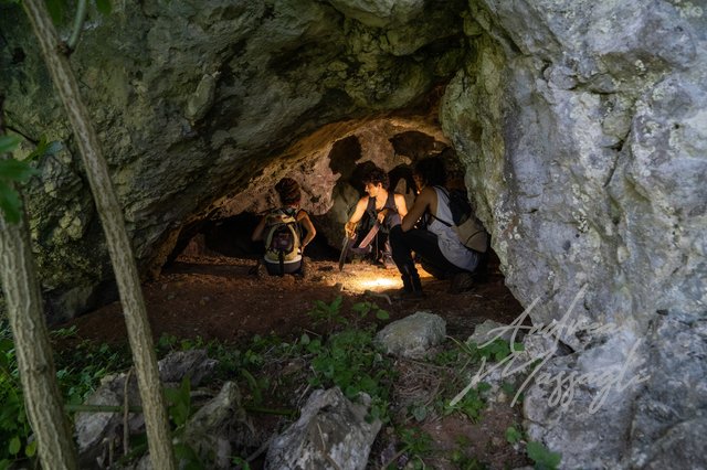 Esplorando vecchi rifugi naturali; bosnia cave coltello esplorazione exploration grotta knife light luce machete ombra people persone shadow