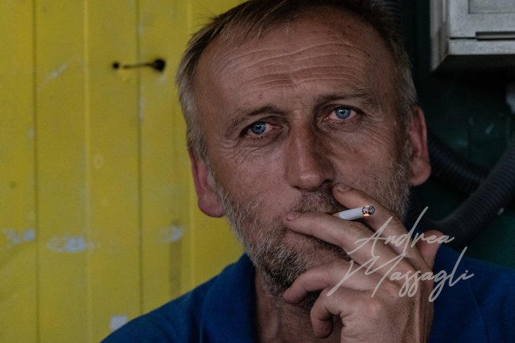l'onnipresente sigaretta e gli occhi di ghiaccio II; blu blue bosnia bosniaco Bosnian cigarettes details eyes faccia face ghiaccio man occhi pastore portrait ritratto sheperd sigaretta uomo viso