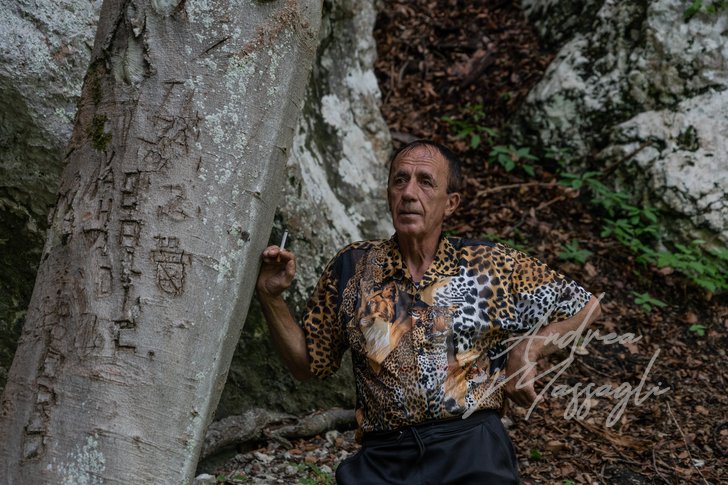 L'uomo tigre, un sopravvissuto; albero bosnia camicia guerra incisioni portrait refuge rifugiato ritratto serbia shirt sopravvissuto survived tigrata tigre tree uomo war